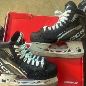 CCM Tacks Vector Plus Hockey Skates  Size 4.5 Regular  (New)