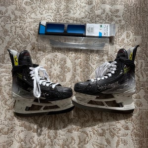 Bauer Vapor Hyperlite 2 Hockey Skates 7 (Used)