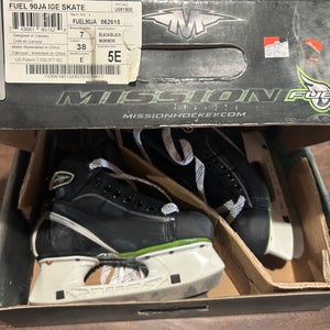 Mission 90ja Hockey Skates Wide Width Size 5 (New)