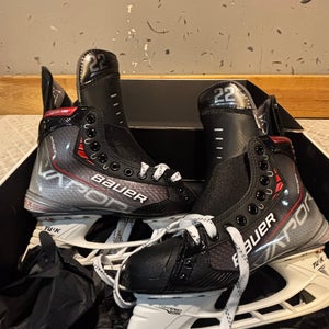 Bauer Vapor Hyperlite Hockey Skates 7.5 (New)
