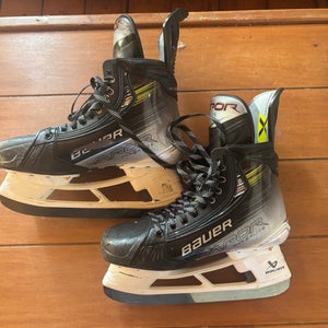 2025 Bauer Vapor Hyperlite 2 Hockey Skates Extra Wide Width 6 (Used)