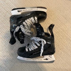 Bauer Supreme Mach Hockey Skates Size 4 (Used)