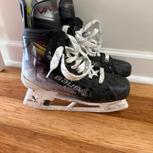 Bauer Vapor Hyperlite 2 Hockey Skates Regular Width  7 (Used)