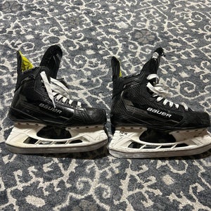 Bauer Ignite Pro+ Hockey Skates Regular Width   Size 5.5 (Used)