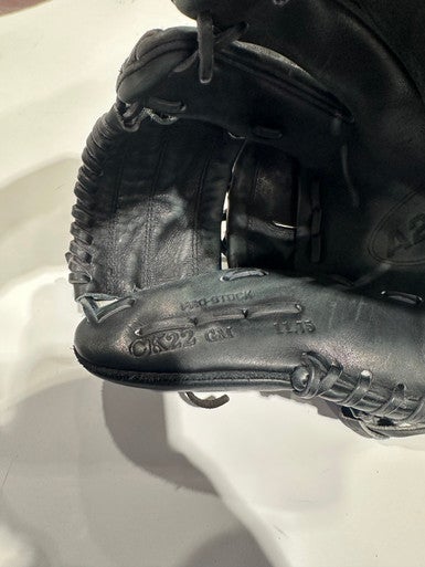 Wilson (Used) Right Hand Throw 11.75" Baseball Glove
