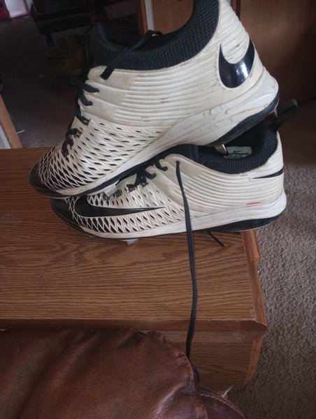 White Men's Size M 10.0 (W 11.0) Adult Nike Low Top Metal (Used)
