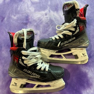 Junior Bauer Vapor X5 Pro Hockey Skates Regular Width Size 2.5 (Used)