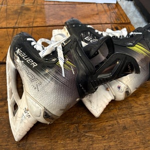 Bauer Vapor Hyperlite 2 Hockey Skates Regular Width Pro Stock 9.5 (Used)