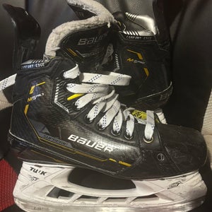Bauer Supreme M5 Pro Hockey Skates Regular Width Size 2.5 (Used)
