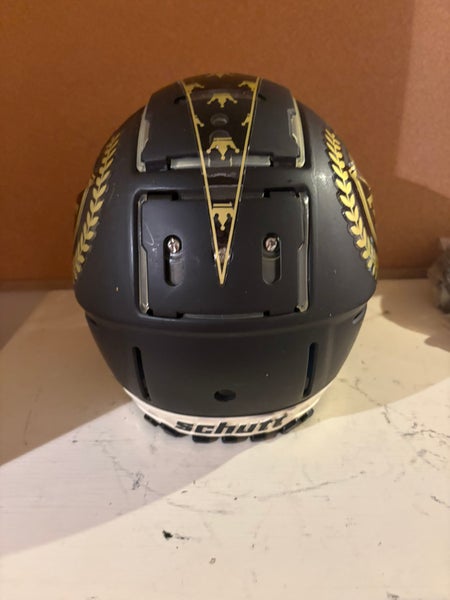 Adult Medium Schutt F7 Helmet (Used)