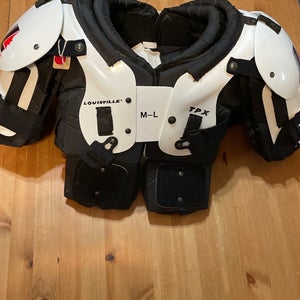 Louisville  Jr hard shell hockey shoulder pads m-L