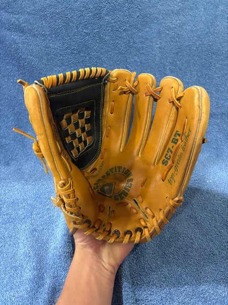 Spalding Right Hand Throw Outfield Baseball Glove  (Used)