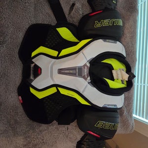 Junior Medium Bauer Vapor Shoulder Pads (Used)