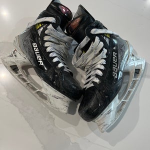 Bauer Vapor Hyperlite Hockey Skates Regular Width 9.5 (Used)