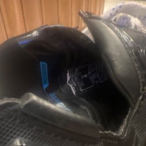 CCM JetSpeed FT690 Hockey Skates Regular Width  Size 4 (Used)
