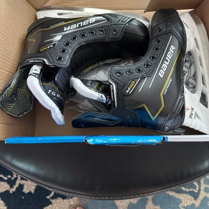 2024 Bauer Supreme M40 Hockey Skates Regular Width Size 4 (New)
