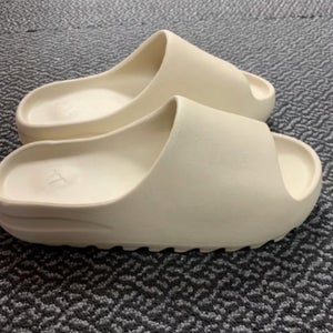 NEW WITHOUT BOX Bone Adidas Yeezy Slide