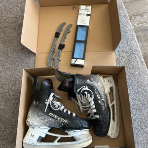 Bauer Vapor Hyperlite 2 Hockey Skates Regular Width  7 (Used)