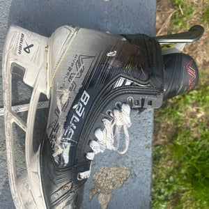 Bauer Vapor Hyperlite 2 Hockey Skates Regular Width  8.5 (Used)