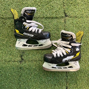 Junior Bauer Supreme M4 Hockey Skates Regular Width Size 2.5 (Used)