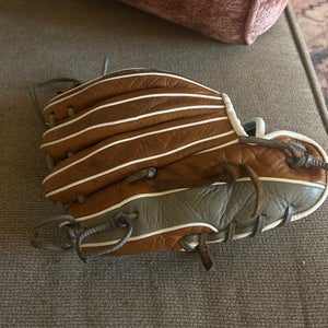 Wilson Right Hand Throw Infield A1000 Baseball Glove 11" (Used)