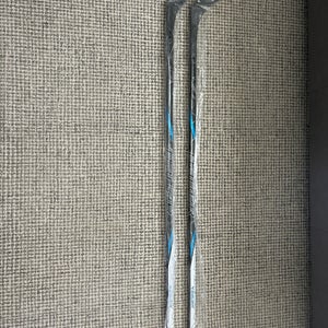 * Tap picture* 2 Brand NEW Right Handed P28 77 Flex Bauer Nexus Team Hockey Stick