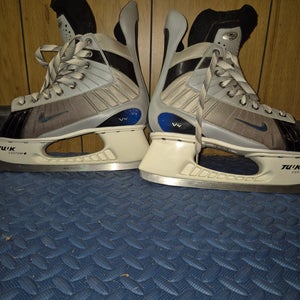 Nike Quest V4 Hockey Skates Regular Width 9.5 (Used)