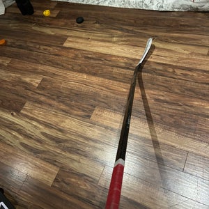 Intermediate Bauer Vapor Hyperlite 2 Right Handed Hockey Stick P28 (Used)