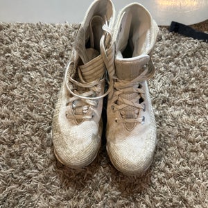 White Kids Size M 5.5 (W 6.5) Youth Under Armour High Top Molded Cleats (Used)