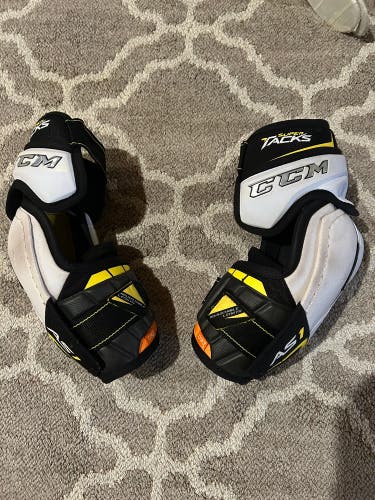 Ccm super tacks as1 elbow pads