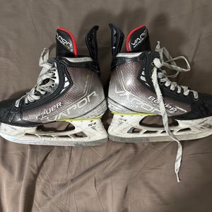 Bauer Vapor Hyperlite Hockey Skates  Size 5.5 (Used)
