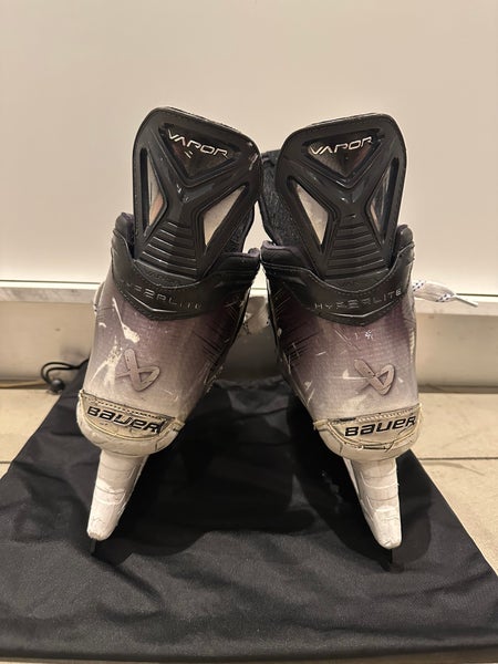 Bauer Vapor Hyperlite Hockey Skates Wide Width 9.5 (Used)