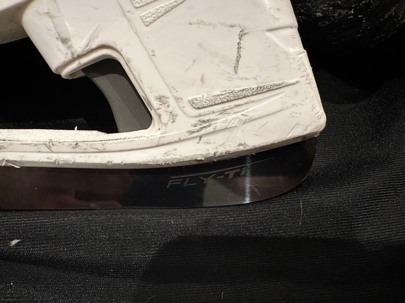 Bauer Vapor Hyperlite Hockey Skates Wide Width 9.5 (Used)