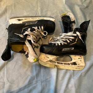 Junior Bauer Supreme 2S Hockey Skates Regular Width Size 4 (Used)