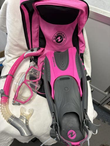 Womens Size S/M 5-9.5 Complete US Divers Snorkeling Divers Set