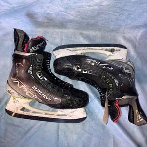 INT Bauer Vapor Hyperlite Hockey Skates Size 5 Fit 1 (Used)