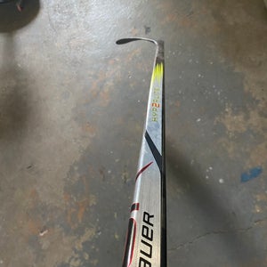 Intermediate Bauer Vapor Hyperlite 2 Right Handed Hockey Stick P28 (Used)