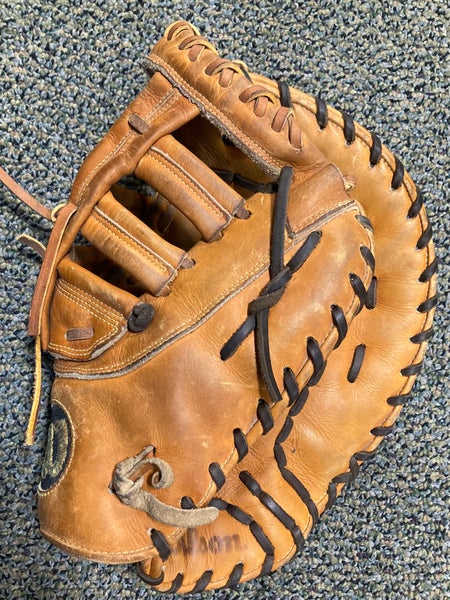 Wilson A2000 RHT Catcher's Baseball Glove 34.5" (Used)