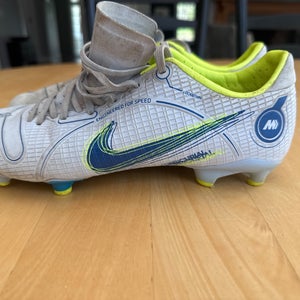White Size M 7.0 Nike Cleats (Used)