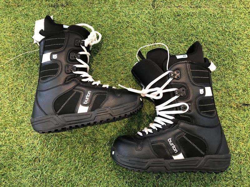 burton coco women's black snowboard boots W Boot proof internal gusset keeps snow from sneaking in Burton Coco Black Snowboard Boot
