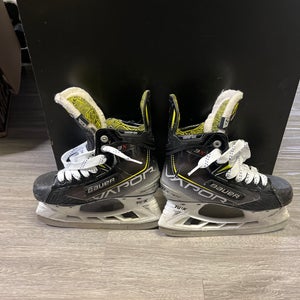 Bauer Regular Width   Size 2.5 (Used) Vapor 3X Hockey Skates