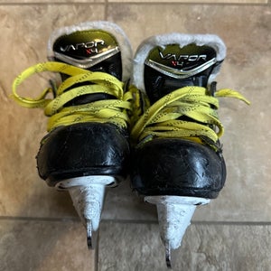 Ice hockey youth skates Vapor X4
