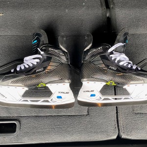 True Catalyst Pro Hockey Skates Regular Width Pro Stock 9 (Used)