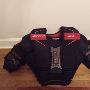 Small / Medium 2021 CCM Extreme Flex Shield E1.9 Goalie Chest Protector (Used)