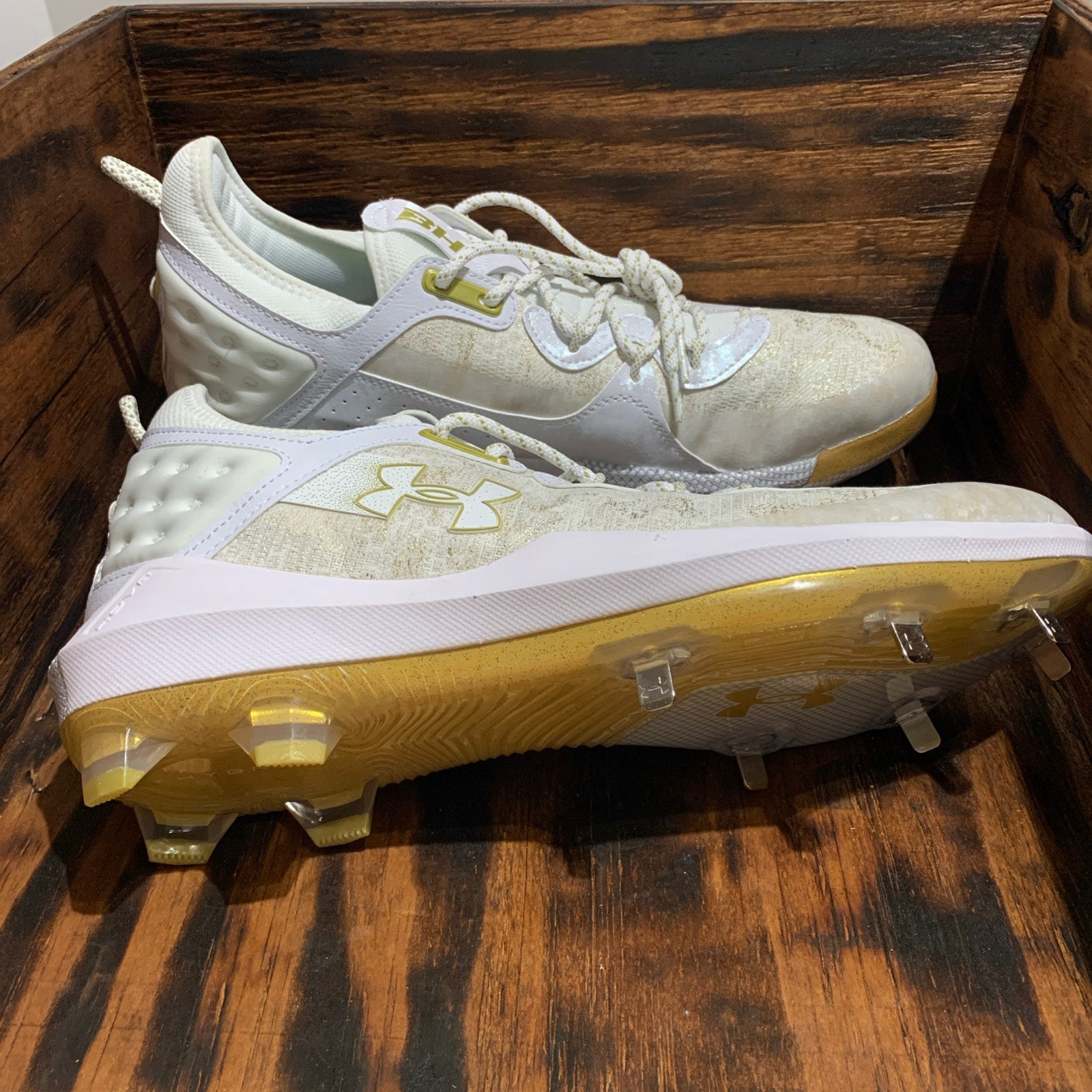 Under Armour Mens Harper 5 Low White/Gold Metal Baseball Cleats UNDER ARMOUR MENS HARPER 5 LOW ST METAL BASEBALL CLEATS SIZE  main image 2