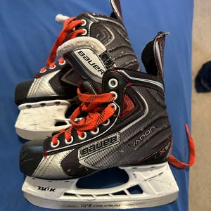 Bauer Vapor Hockey Skates Size 2 (Used)