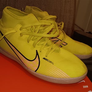 Yellow Kids Size M 6.5 (W 7.5) Nike Mercurial Vapor Indoor Cleats (Used)