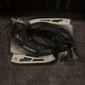 Bauer Vapor Hyperlite 2 Hockey Skates Regular Width   8.5 (Used)