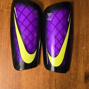 Unisex Medium Nike Mercurial lite Shin Guards (Used)