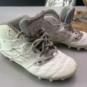White Unisex Youth Warrior Mid Top Burn 8.0 Molded Cleats (Used) - Size 2 Junior
